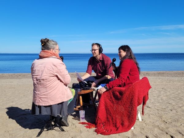 11_Sonia_Robertson__artiste__Catherine_et_Mathieu__plage_du_camping_Robertson_a__Mashteuiatsh.jpg